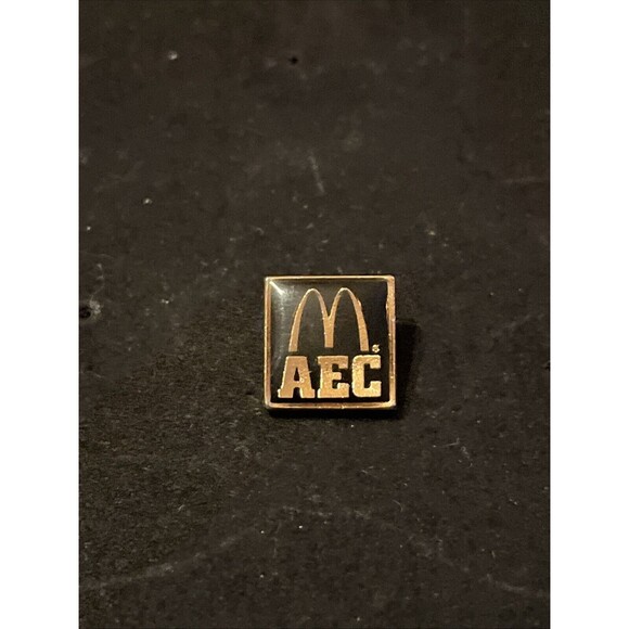 McDonald’s AEC Advanced Executive Course Employee Lapel Hat Pin - Picture 1 of 3
